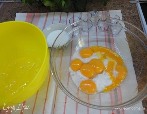 Яйца разделить на желтки и белки.