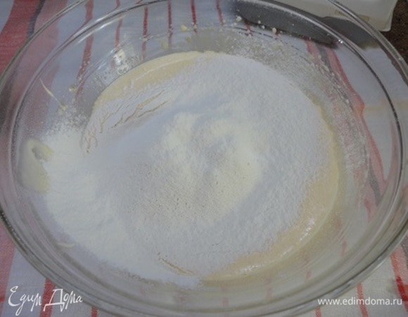 Желтки взбить с сахаром в пышную светлую массу, влить молоко и перемешать. Затем просеять в нее муку, смешанную с разрыхлителем, и перемешать.