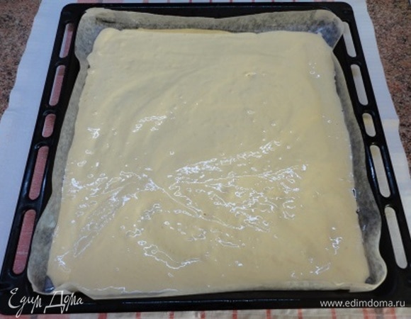 Одну из бумажных форм выложить на противень и смазать растительным маслом. Вылить в нее тесто, разровнять и выпекать 10 минут при температуре 150–180°C.