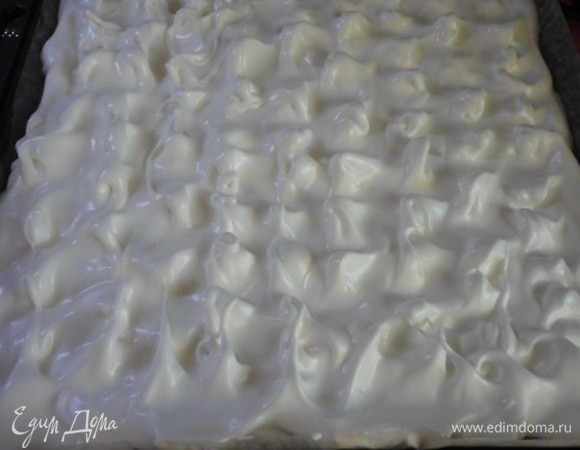 Белки взбиваем до устойчивых пиков, постепенно добавляя сахар. Вторую бумажную заготовку также обильно смазываем растительным маслом, выкладываем белки. Вначале разравниваем, затем делаем волны силиконовой лопаткой. Автор предлагает первые 10 минут выпекать при температуре 100°C, затем убавить до 50°C и выпекать еще 20. Но это не для моей духовки опять. Я выпекала 1 час при температуре 100°C. Обратите внимание, что это не безе, не должно быть сухой корочки. Масса остается нежной, мягкой. После часа я слегка приоткрываю духовку и оставляю меренгу минут на 10.