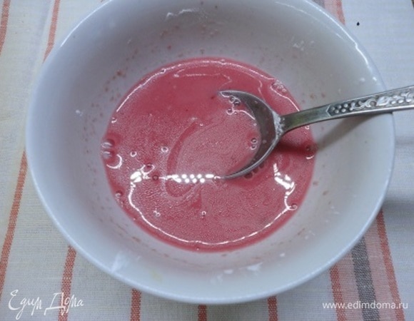 Пока выпекаются белки, мы приготовим компоте. Ставим кастрюльку с вишней на огонь, а в остывший сок вишни всыпаем 2 столовые ложки с верхом кукурузного крахмала, размешиваем, выливаем к горячей вишне, доводим до кипения и убираем с плиты, чтобы хорошо остудить.