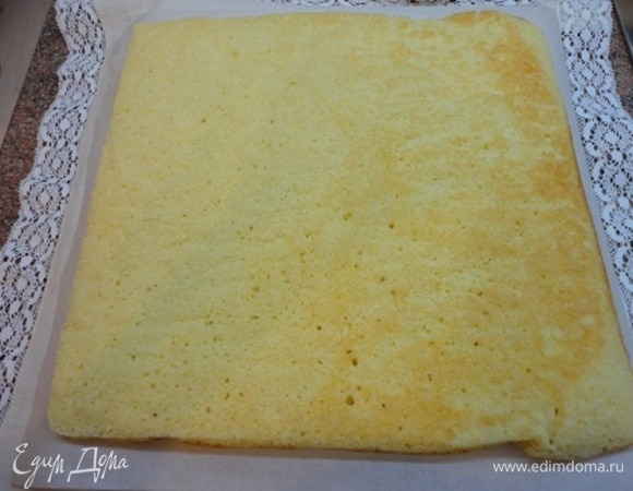 Теперь осталось взбить сливки с ванильным сахаром в пышную массу и можно приступать к сборке торта. Я обычно переворачиваю бисквитный корж и снимаю бумагу.