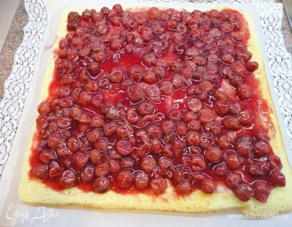 Сверху распределяем остывшее компоте.