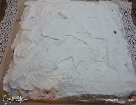 Затем — слой взбитых сливок.