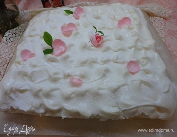 И сверху все накрываем меренгой. Удобнее это делать вдвоем. Один держит на руках (от ладоней до локтевого сгиба) белки на бумаге, углы которой предварительно разрезаны, над тортом, а другой начинает заворачивать снизу бумагу, освобождая белки, и они сразу же укладываются на сливки, начиная с противоположного края торта. Не было рядом третьего человека, который бы сфотографировал этот момент. Моя подруга делает это одна!