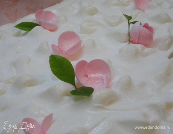 Сверху посыпаем сахарной пудрой. Будете смеяться, но зимой я этот торт называю «Зимняя вишня» и не украшаю цветами. Но сейчас весна, и вишня оттаяла и зацвела, поэтому это уже «Сакура».