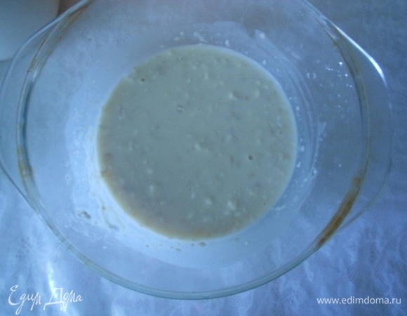 Молоко подогреть до 40°C. Для опары в половину молока добавить сахар, дрожжи, 2 ст. л. муки, перемешать и оставить в теплом месте на 20 минут до образования пенной шапочки.