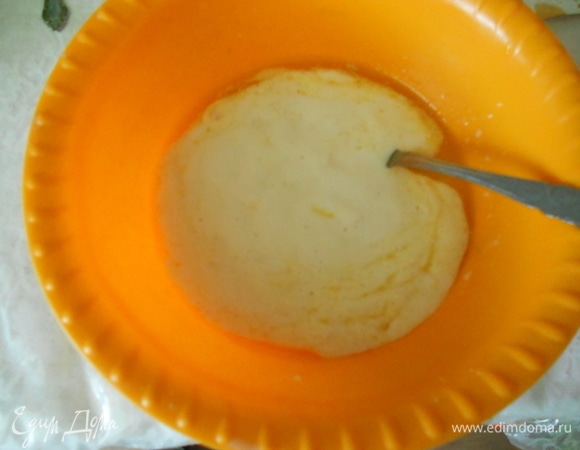 Просейте оставшуюся муку, добавьте к ней соль и кардамон. В масляно-молочную массу влейте подошедшую опару, влейте взбитые яйца, перемешайте.