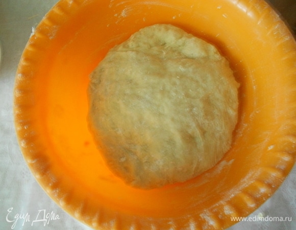 Добавьте просеянную муку и вымешивайте тесто в течение 7–8 минут. Тесто выложите в миску, накройте чистым полотенцем и оставьте в теплом месте на 30–40 минут.