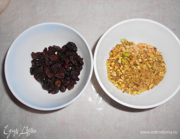 Пока тесто готовится, займемся начинкой. Изюм ошпарить в кипятке и отжать. Орехи измельчить. Соединить сухие компоненты для начинки: тростниковый сахар, корицу ванильный сахар Haas, какао, перемешать. Сливочное масло растопить, добавить к маслу мед и перемешать.