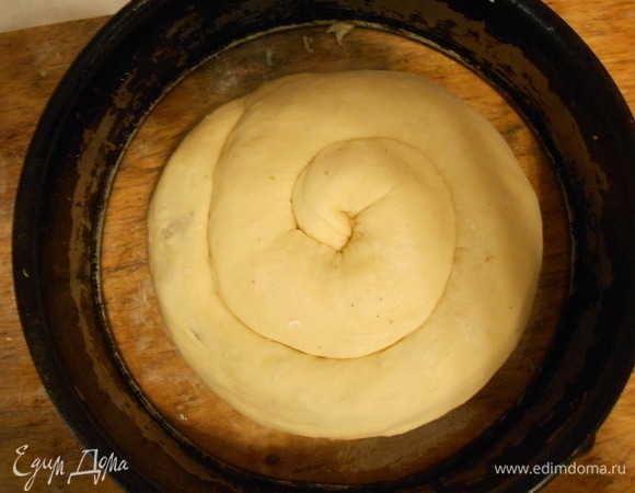 Выложить улиткой на смазанный маслом противень. Дать расстояться в теплом месте 20–25 минут.