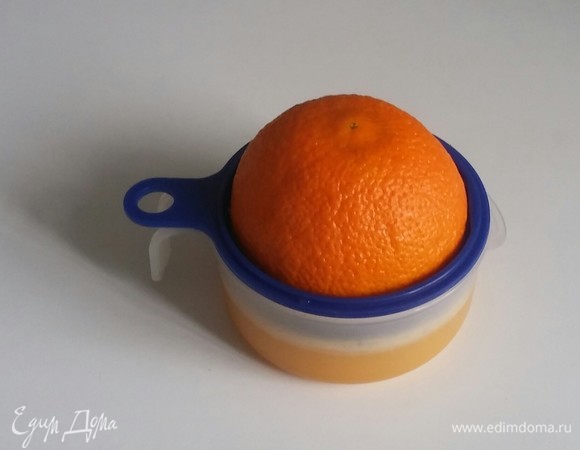 Разрезаем апельсин пополам и выжимаем из него сок. Важно: если получилось больше сока, чем 100 мл, то лишний сок нужно убрать. Нужно только 100 мл, а если жидкости будет больше, то карамель не застынет в процессе охлаждения.