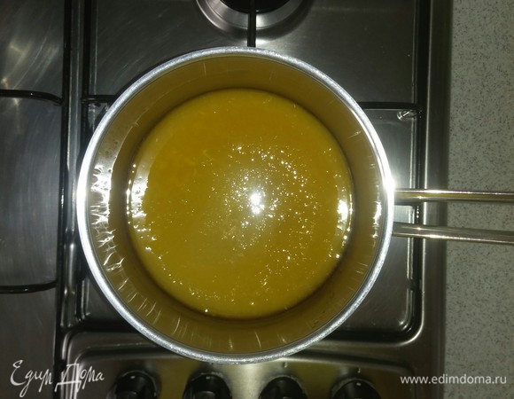 Ставим ковшик с толстым дном, в котором будем варить карамель, на мелкую конфорку плиты. Наливаем в него апельсиновый сок и добавляем сахарный песок. Перемешиваем.