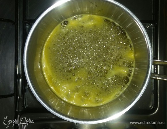 Зажигаем огонь мелкой конфорки на полную мощность и при постоянном помешивании доводим карамель до кипения. Затем убираем огонь до минимума и продолжаем варить, практически постоянно помешивая (чтобы она не подгорела).