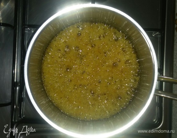 В процессе варки карамель будет постепенно изменять свой цвет от светло-желтого до темно-оранжевого (или цвета янтаря). Минут через 20–25 карамель начнет густеть и при перемешивании будет интенсивно закипать (даже на мелком огне). В этот момент нужно вынуть лопатку, которой мешаете, а когда карамель успокоится, то снова перемешивать.