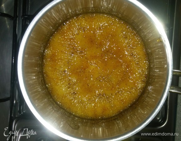 Когда карамель станет при перемешивании густой (как сироп), то нужно добавить специи и хорошо перемешать.