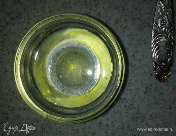 После добавления специй начинаем проверять готовность нашей карамели. Для этого в небольшую емкость наливаем холодную воду. Опускаем в карамель чайную ложку, а затем опускаем ложку в емкость с холодной водой. Как только карамель на ложке при попадании в воду станет застывать твердым шариком (иногда этот шарик капает с ложки в воду и, когда вы его вынимаете, становится твердым), то это значит, что карамель готова, и можно выключать плиту.