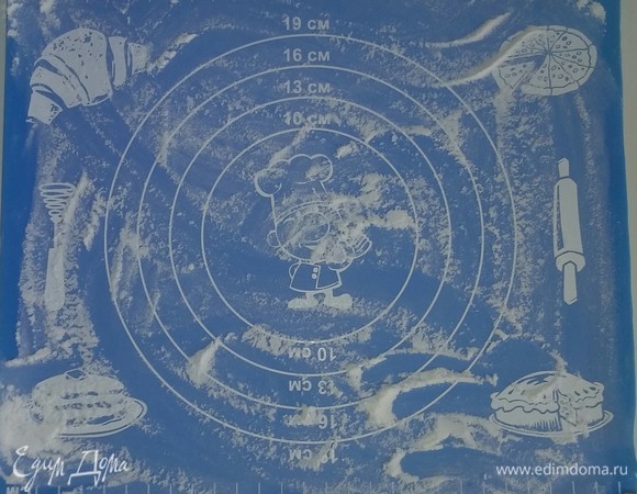 Для застывания карамели я использую силиконовый коврик, предварительно посыпав его чуть-чуть сахарной пудрой.