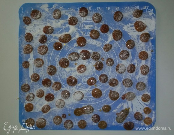 Когда вся карамель выложена, то сверху я ее посыпаю чуть-чуть сахарной пудрой. Сахарной пудрой я посыпаю, потому что так карамель лучше хранится. Застывает карамель очень быстро — около 20 минут.