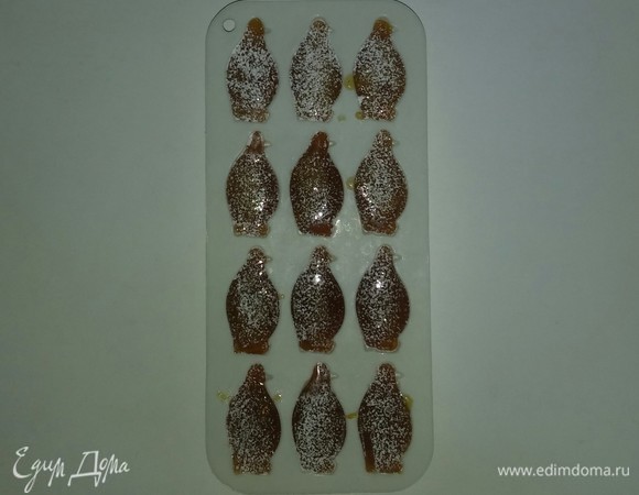 Вместо кружочков можно из этого же количества ингредиентов сделать карамель другой формы, например пингвинов (для этого понадобится форма для льда) или кого-либо еще.