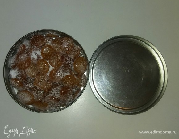 Карамель хорошо хранится в жестяной баночке под закрытой крышкой, но очень быстро съедается. Не ставьте баночку с карамелью под прямые солнечные лучи, так как карамель может стать чуть мягковатой. Приятного аппетита!