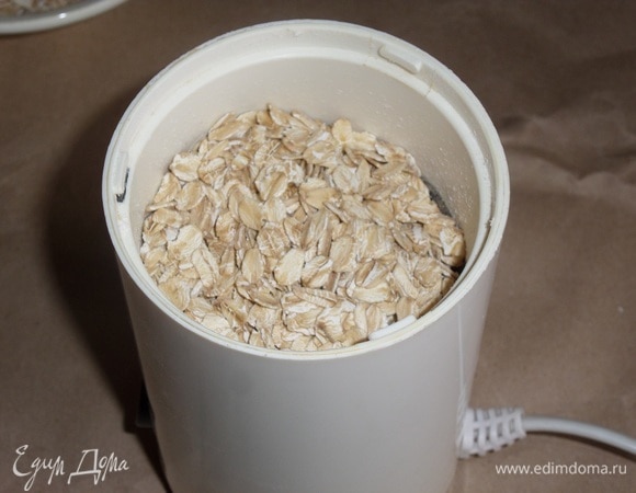 С помощью кофемолки измельчаем овсяные хлопья.