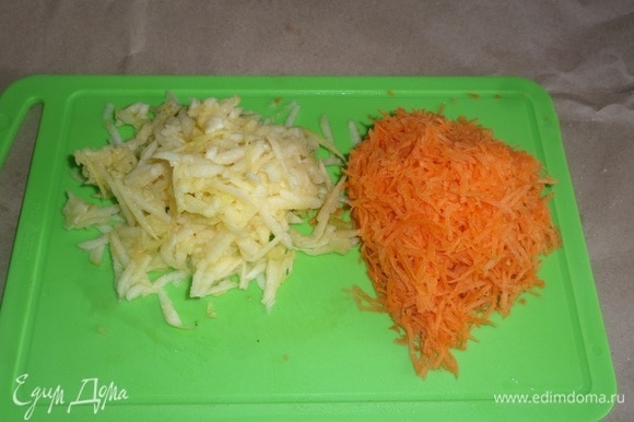 Очищенную морковь натираем на мелкой терке, яблоко — на крупной терке.