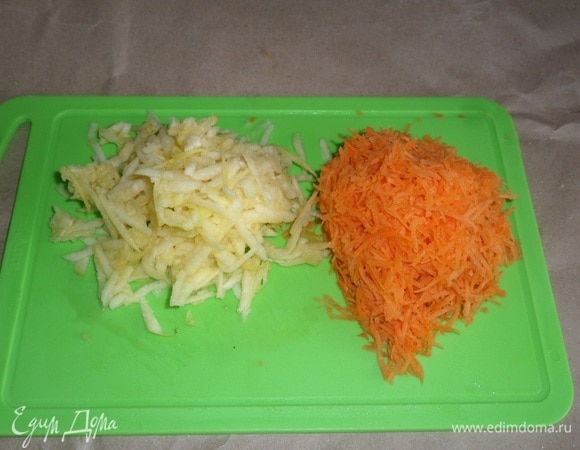 Очищенную морковь натираем на мелкой терке, яблоко — на крупной терке.