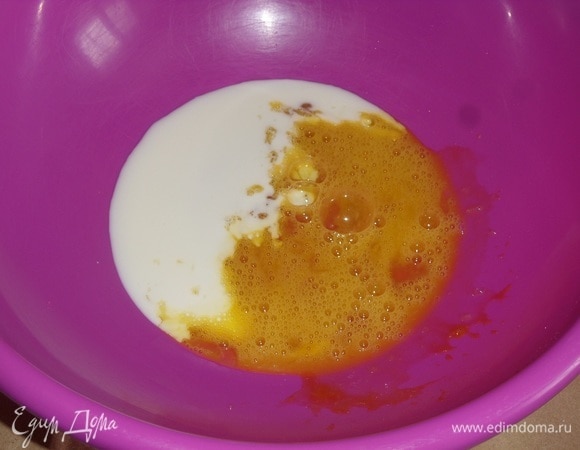 Затем в чашку добавляем молоко. Перемешиваем.