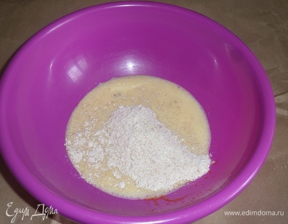 В чашку добавляем овсяную муку. Перемешиваем массу.