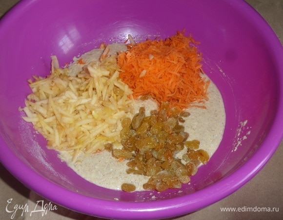 Добавляем яблоко, морковь и распаренный изюм.