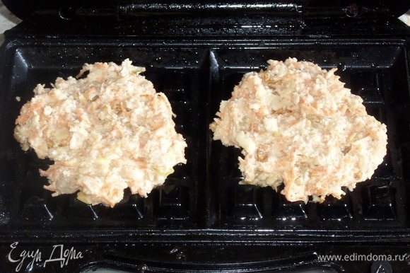 В разогретую вафельницу выкладываем приготовленное тесто: на 1 вафлю — 1 ст. л. с горкой теста.