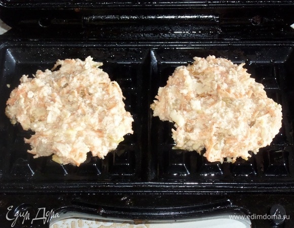 В разогретую вафельницу выкладываем приготовленное тесто: на 1 вафлю — 1 ст. л. с горкой теста.