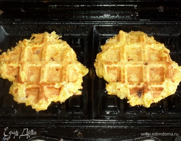 Выпекаем до золотистого цвета примерно 3 минуты.