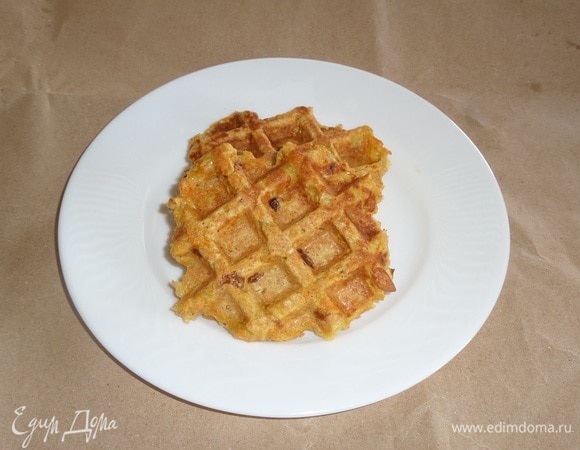 Испеченные вафли выкладываем на тарелку.