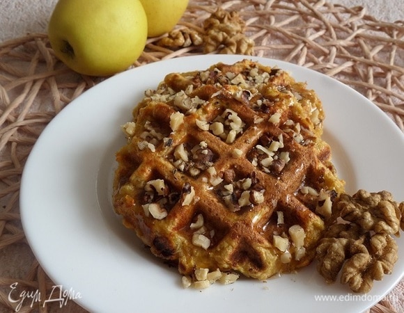 Подаем вафли, добавив мед и рубленые грецкие орехи.