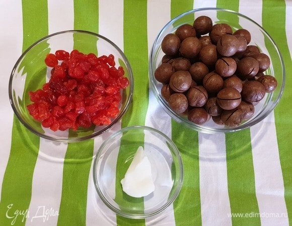 Для основы возьмем орехи макадамия, вяленую вишню и кокосовое масло.