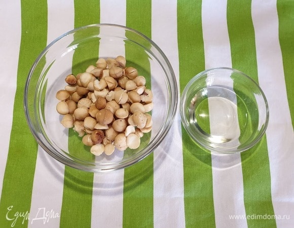 Орехи макадамия очистим, растопим кокосовое масло.