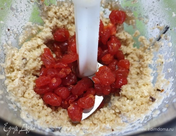 Измельчим орехи с кокосовым маслом, добавим вяленую вишню. Измельчим все вместе.