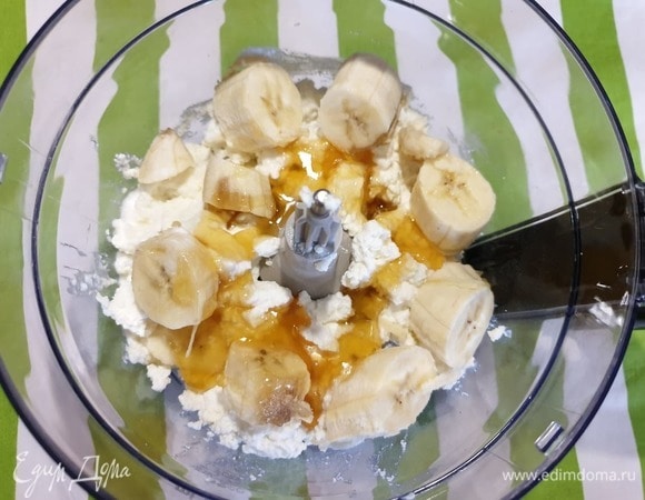 Банан, мед, творог и ванилин измельчаем в процессоре.