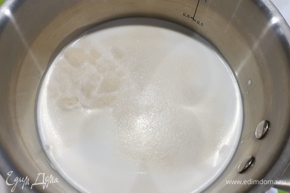 В холодное кокосовое молоко добавляем агар-агар, перемешиваем. Доводим до кипения и провариваем 2–3 минуты.