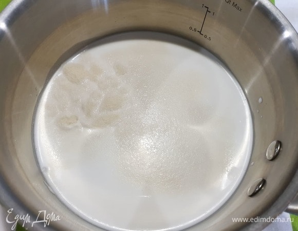 В холодное кокосовое молоко добавляем агар-агар, перемешиваем. Доводим до кипения и провариваем 2–3 минуты.