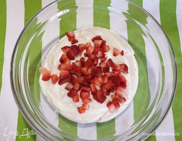 50 г клубники нарезаем кубиком и добавляем к творожной основе.