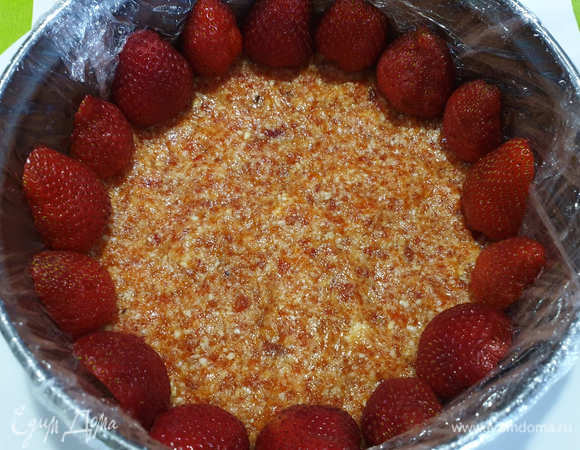 В форму с основой ставим разрезанную напополам клубнику.