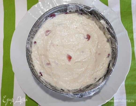 Выливаем творожную основу. Разравниваем и убираем в холод на 1 час.