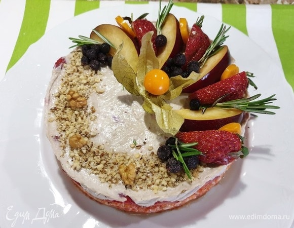 Украшаем чизкейк ягодами и орехами.