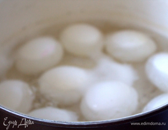 Отварить яйца на среднем огне около 8–10 минут.