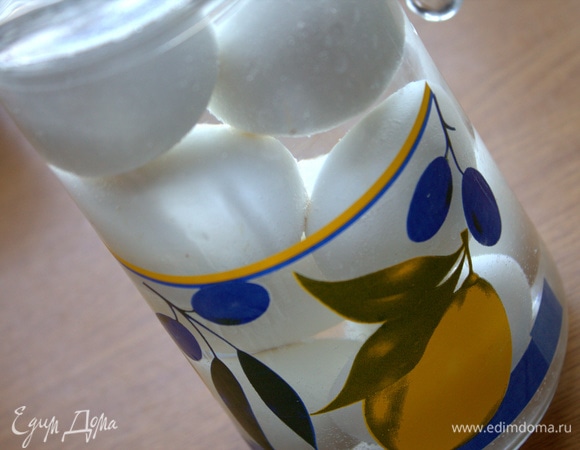 Перенести в холодную воду шумовкой.