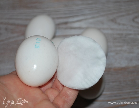 Смыть печать с яиц можно с помощью ватного диска, смоченного в уксусе.