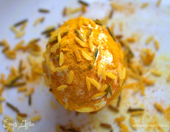 Мокрое смазанное яйцо обсыпать смесью риса и куркумы.